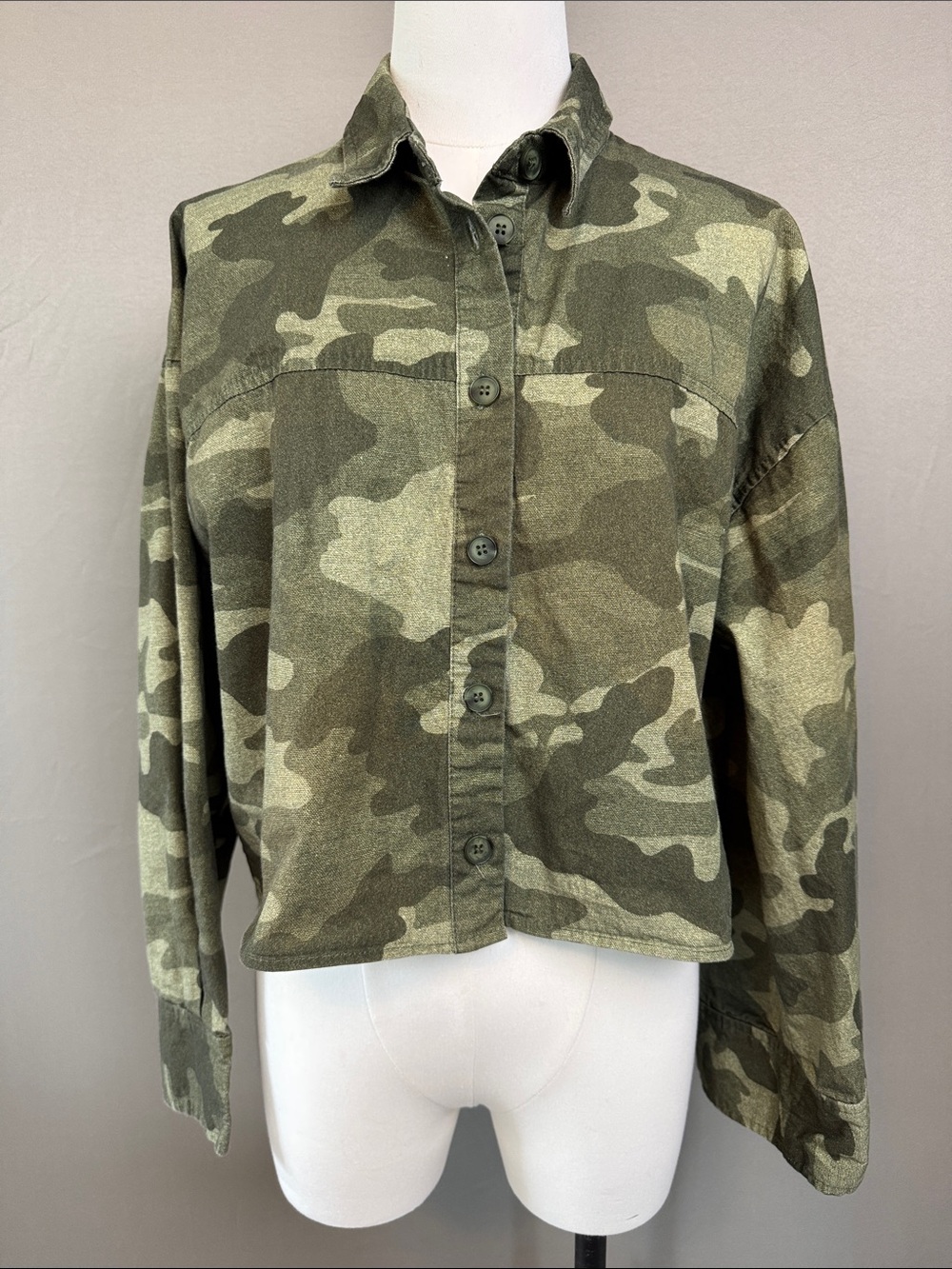 ASOS Cropped Camo Button-Up Jacket - Olive Green Size 4 (Oversized)